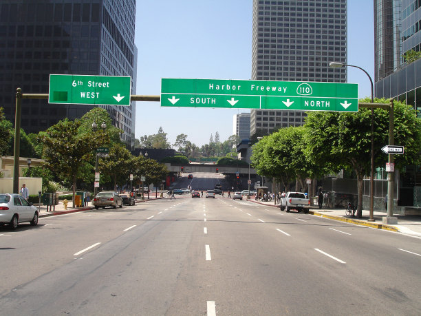 高速公路前图片下载