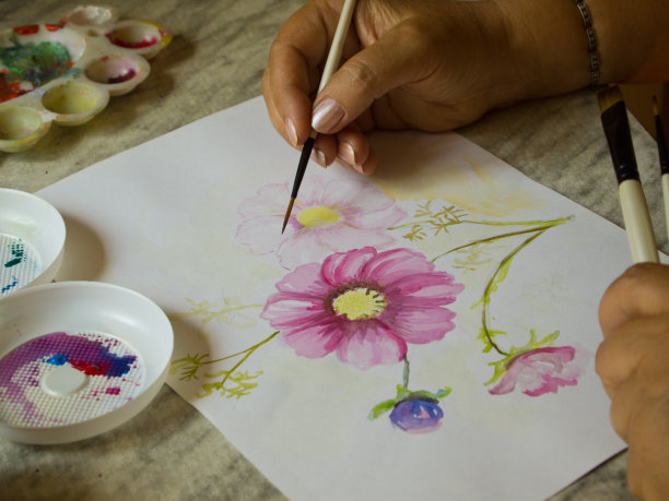 艺术家的手画花图片下载