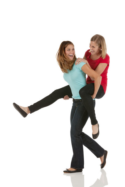 骑在朋友肩上的女人图片下载