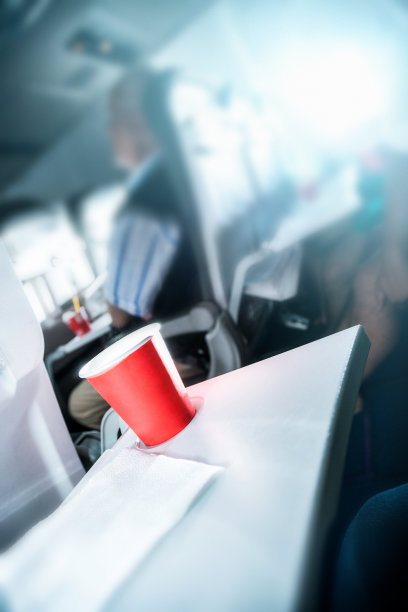 国际航班上的咖啡杯图片下载