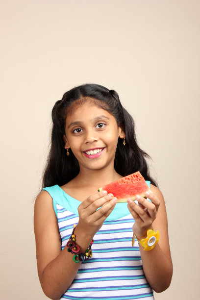 西瓜的女孩图片下载