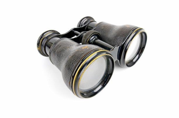 老式双筒望远镜孤立在白色上图片下载