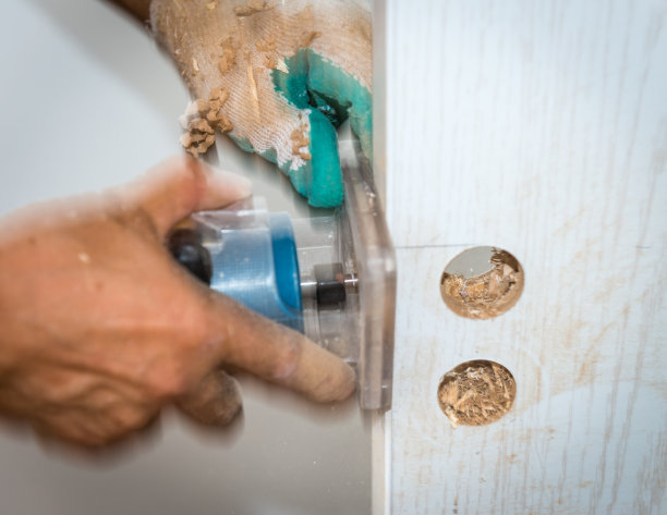 锁匠安装门锁图片下载