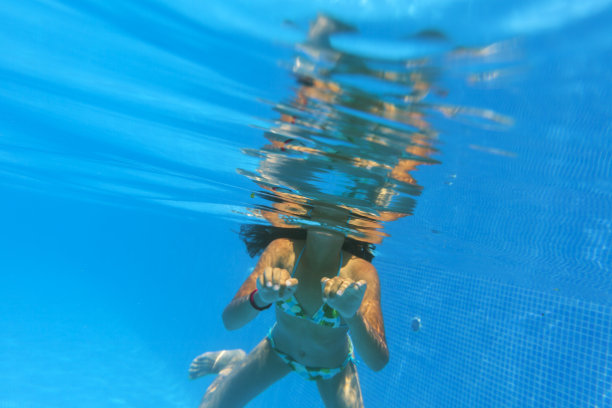 女孩在水下游泳图片下载