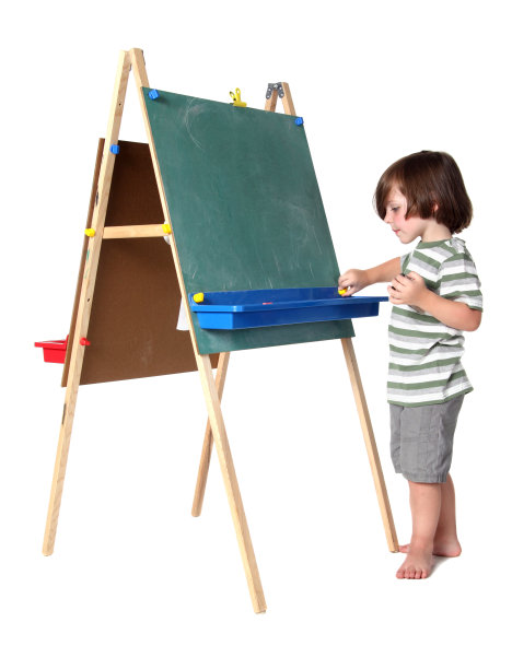 学龄前儿童在画架上画画图片下载
