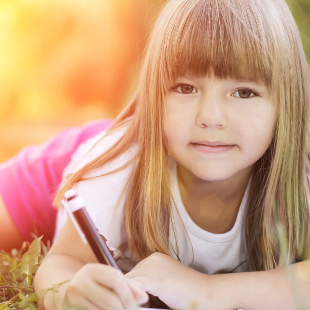 自然中的孩子图片下载