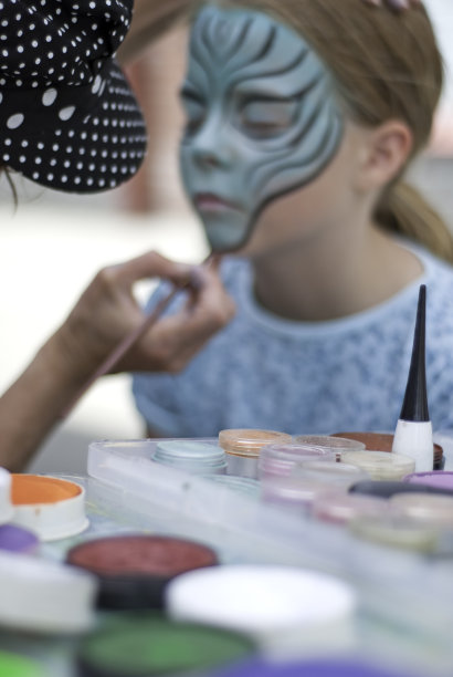 在脸上画画图片下载