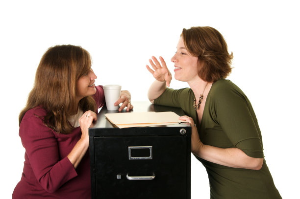 在档案柜里闲聊的办公室职员图片下载