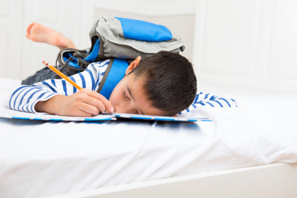 小男孩在做作业的时候睡着了图片下载