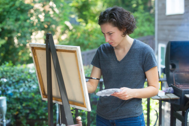 年轻女子绘画图片下载