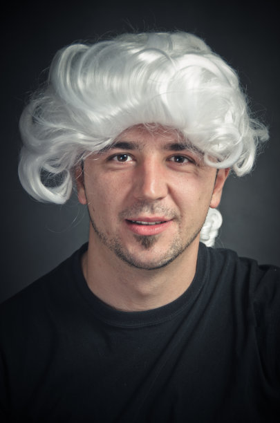 年轻演员在白色假发微笑图片下载