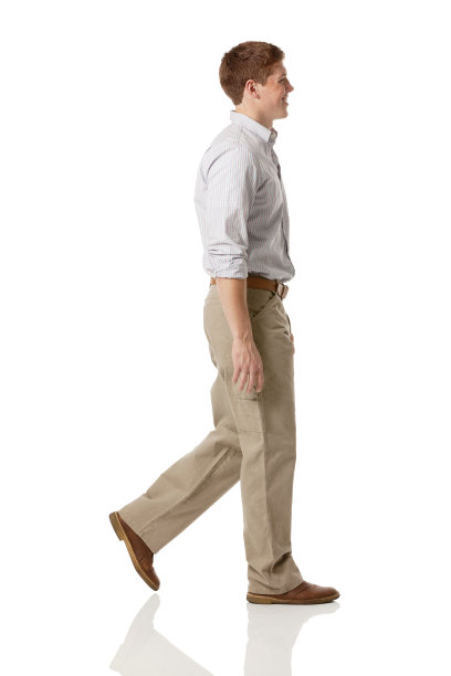 一个微笑的男人的侧面行走图片下载