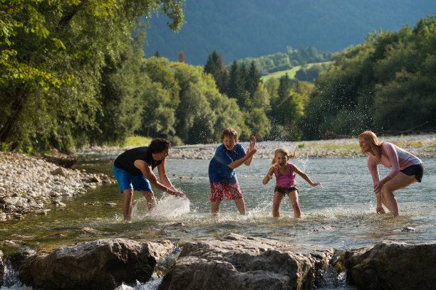 快乐的玩的家庭。图片下载