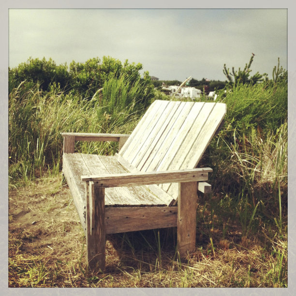 板凳在海滩图片下载