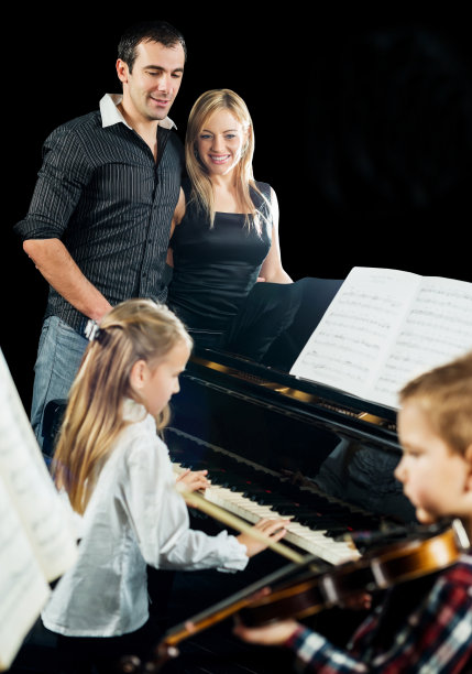 骄傲的父母看着他们的孩子演奏乐器图片下载