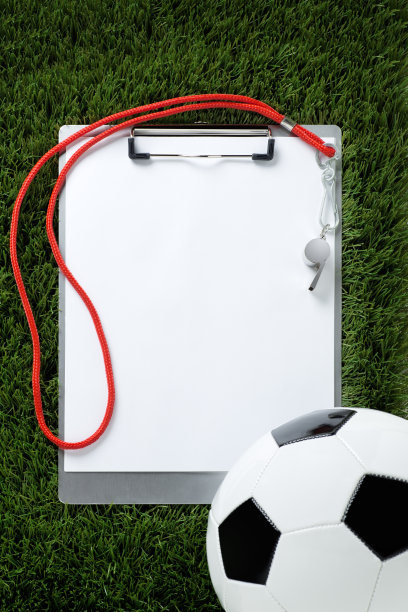 剪贴板和足球在草地上图片下载