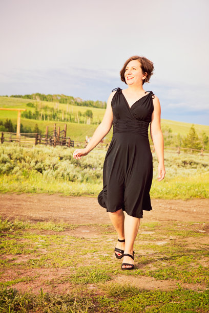 欣喜的都市女人来到了农场图片下载