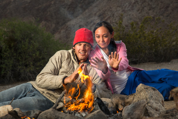 在炉火旁取暖图片下载