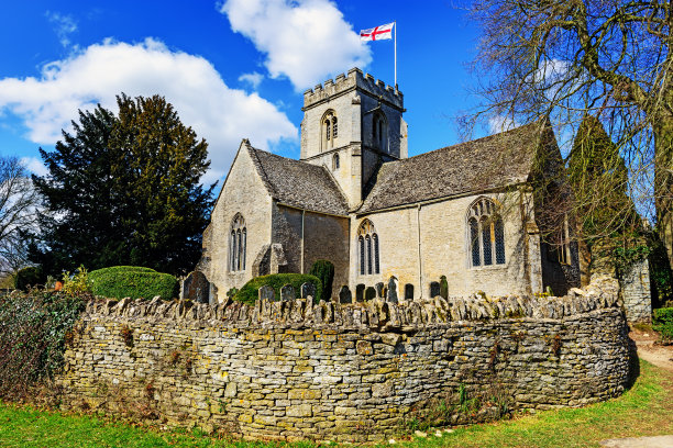 英国牛津郡洛弗尔敏斯特的圣肯纳姆斯教堂图片下载