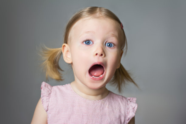 惊讶的女孩图片下载