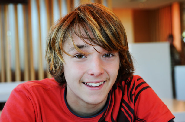 一个小男孩对着镜头微笑图片下载