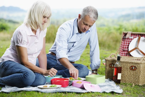 成熟的白人夫妇野餐图片下载