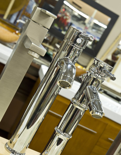 设计师厨房浴室铬水龙头在商店展示室图片下载