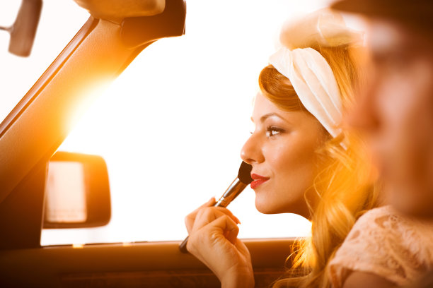 美丽的复古的女人。图片下载