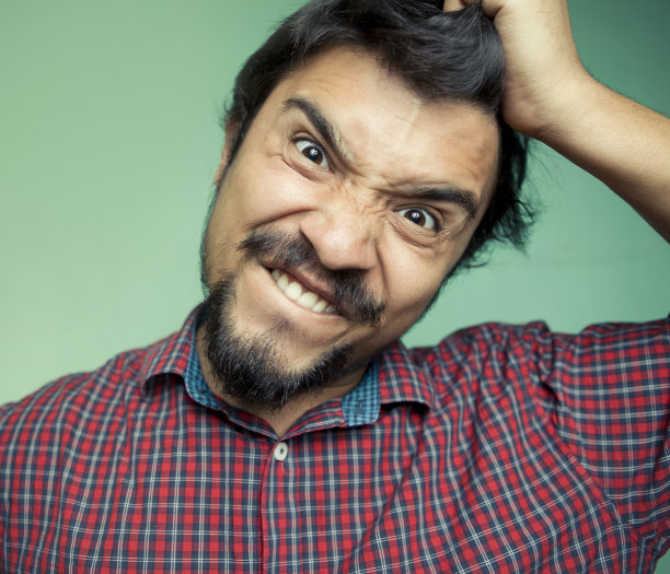 一个愤怒/沮丧的年轻人的肖像。图片下载