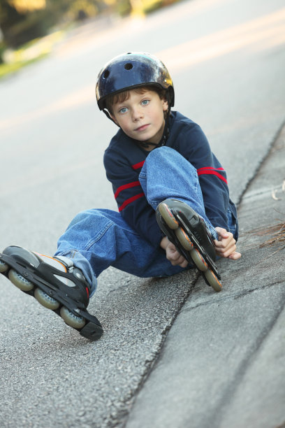 年轻男孩滑旱冰图片下载
