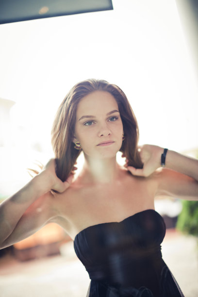 女孩在镜子里自我反省图片下载