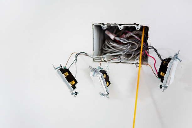 正在安装电灯开关图片下载