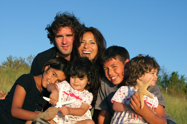 一张美丽的一家人在海滩上微笑的照片图片下载