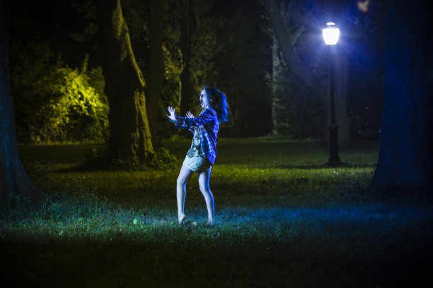 十几岁的女孩害怕晚上公园里的什么东西图片下载