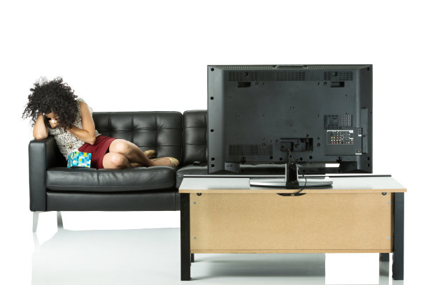 女人一边看电视上的悲情电影一边哭泣图片下载