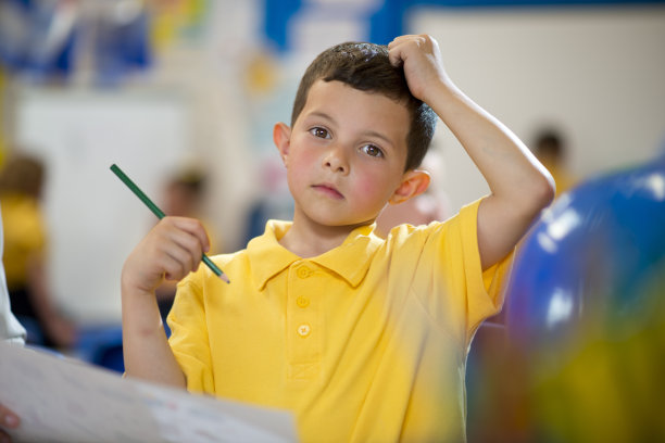 思考的学生图片下载