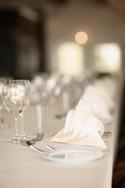 一张摆着高脚杯的整洁桌子的特写图片下载