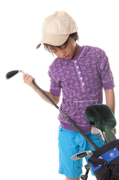 年轻的高尔夫球手在看包里的球杆图片下载