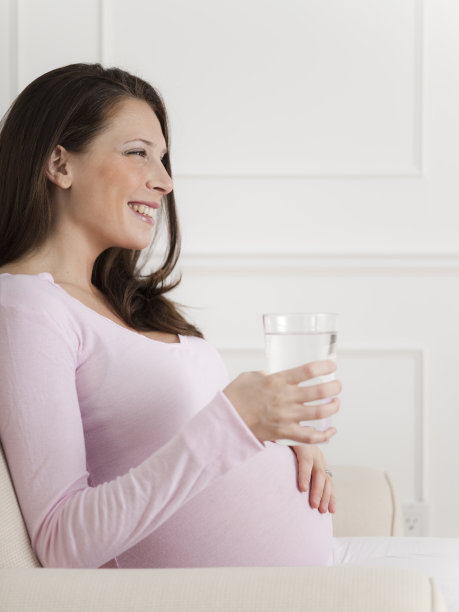 一个孕妇的侧面照片图片下载