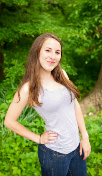 少女对着相机微笑图片下载