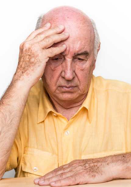 关切的长者，手放在头上图片下载