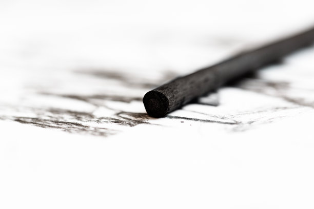 特写艺术家的炭笔素描在白色图片下载