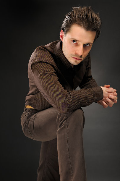 人在黑色图片下载