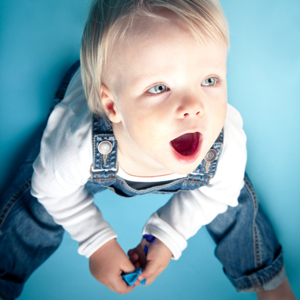 小男孩玩图片下载