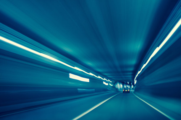 在长时间暴露在光线下的隧道中驾驶图片下载