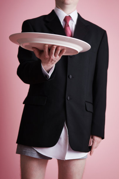 穿着西装，穿着大拼盘，却没穿裤子的年轻人图片下载