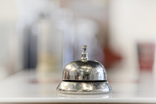 吧台上的金属钟图片下载