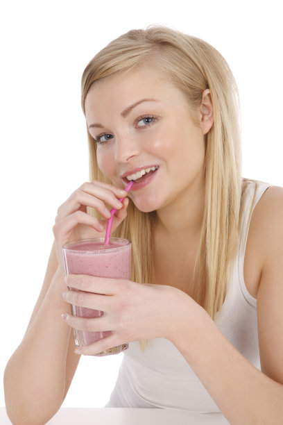 女孩喝奶昔图片下载