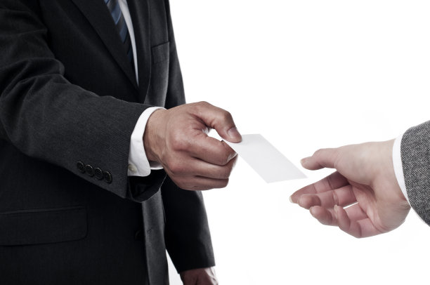 商人递出空白卡片图片下载