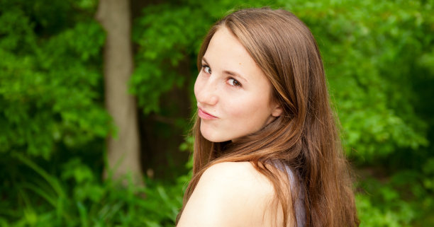 少女对着相机微笑图片下载